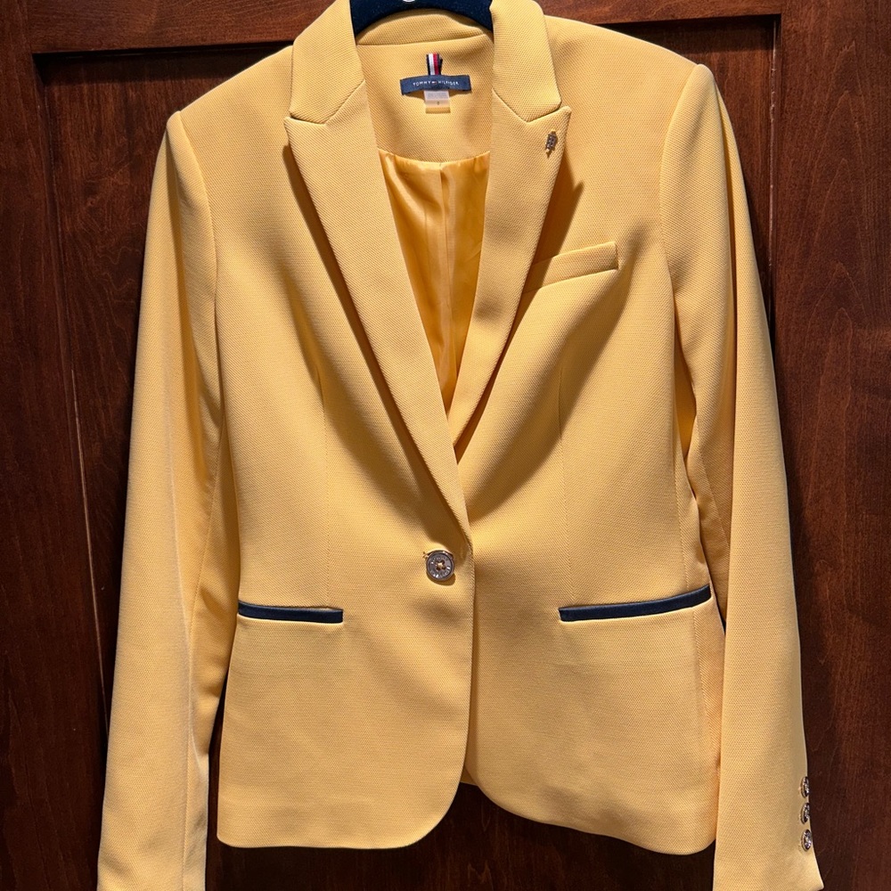 NWOT Tommy Hilgifer blazer. Light/medium weight